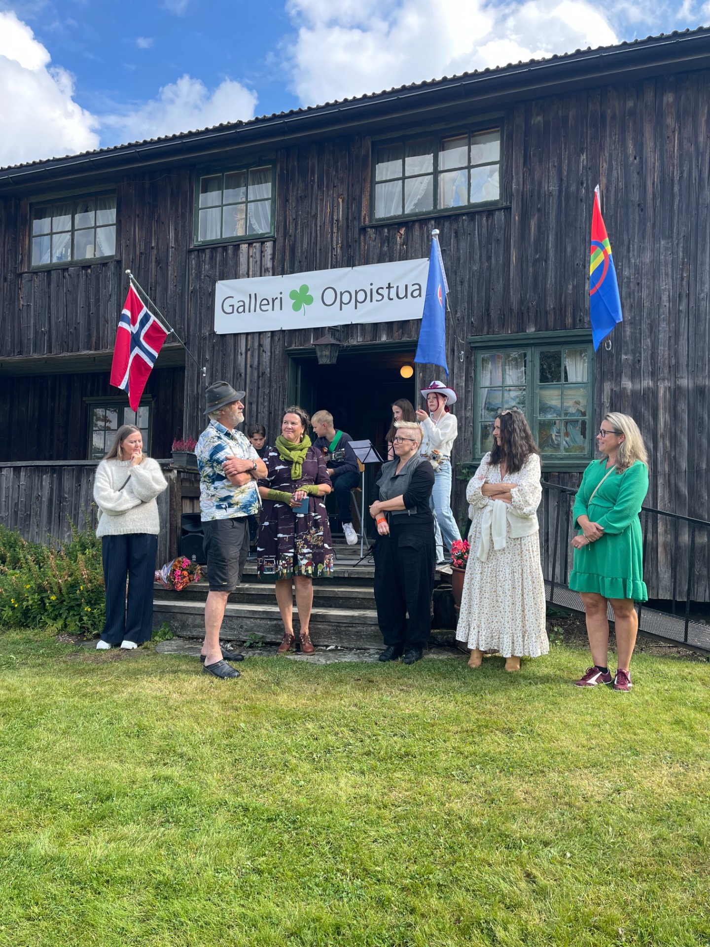 Åpning av Galleri eier Per Fossum og Kultursjef Sonja Røhne. Enebakk kulturskole med musikk innslag